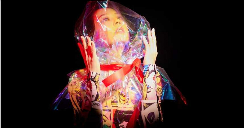 孫淑媚在新歌MV中頭戴塑膠袋玩起窒息式意象劇情。（圖／一直打不倒有限公司提供）